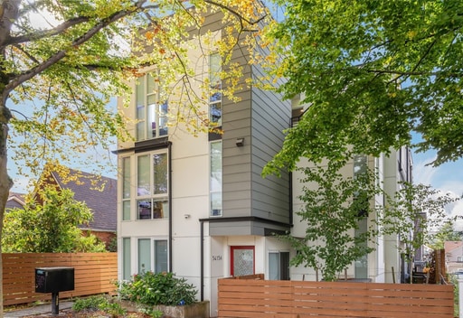 Building Photo - Stunning 2 bedroom w/rooftop deck in Beacon Hill!