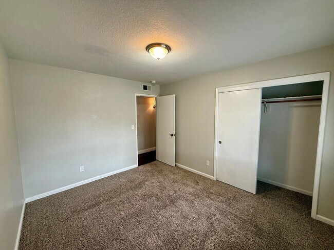 Building Photo - Single story home with vaulted ceilings!