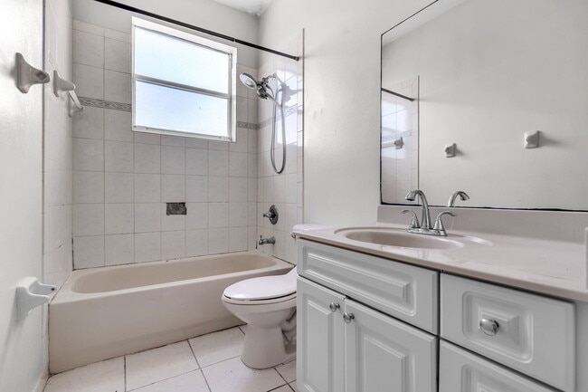 Building Photo - 5149 SW 137th Ave