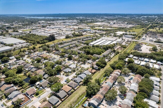 Building Photo - 2bedroom 1.5 Bath Town home ** January Ren...