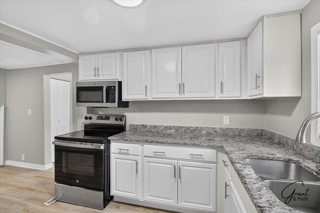 Building Photo - $1300 2 bedroom bungalow