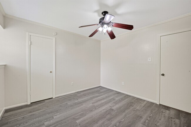 Building Photo - 9667 Meadowvale Dr