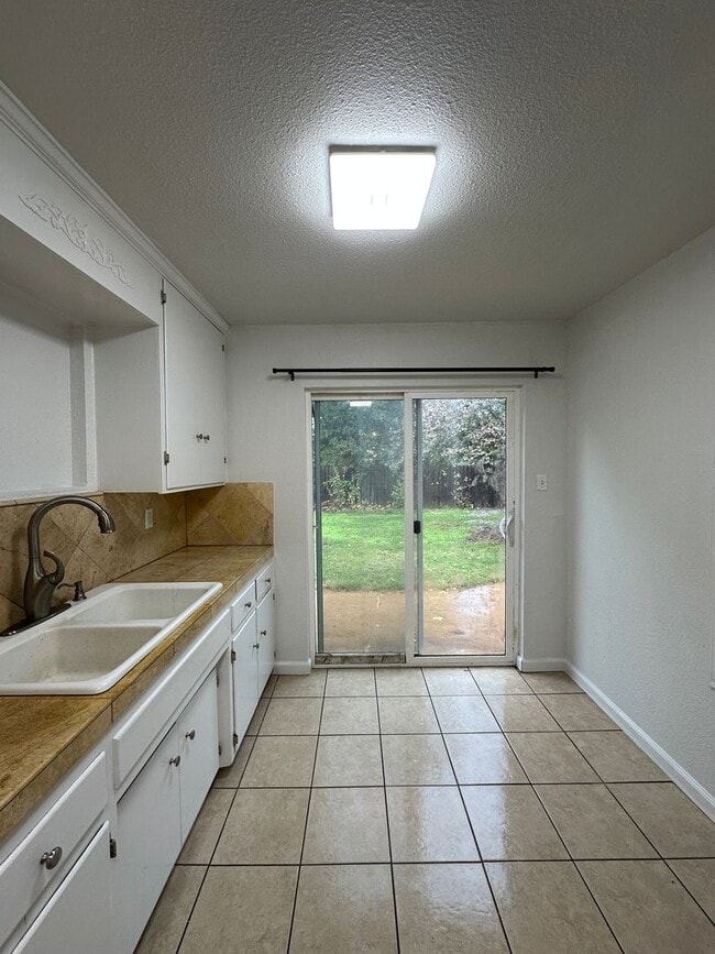 Building Photo - Updated & Charming 3 Bedroom Home with Fan...