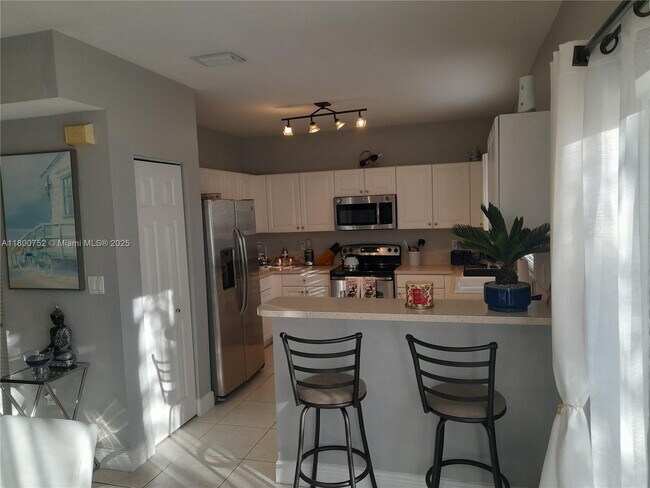 Building Photo - 2402 NE 41st Pl