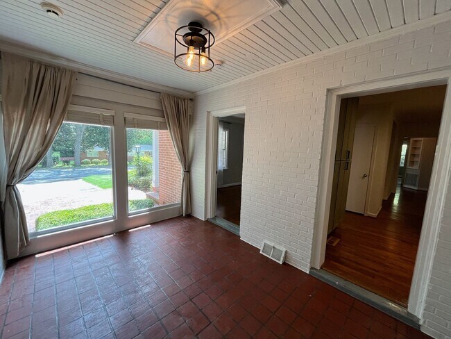 Building Photo - Beautiful 4 Bedroom with 4 Baths