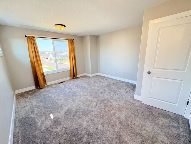 Building Photo - 3 Bedroom, 2.5 Bathroom Home Available in NE Salem!
