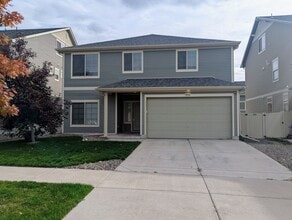 Building Photo - MASSIVE 4-BEDROOM, 3-BATHROOM HOME NEAR DI...