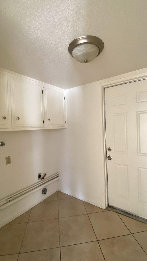 Building Photo - Very Spacious West Lancaster Home