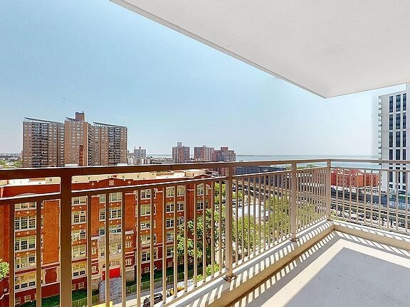 Building Photo - 2925 W 5th St