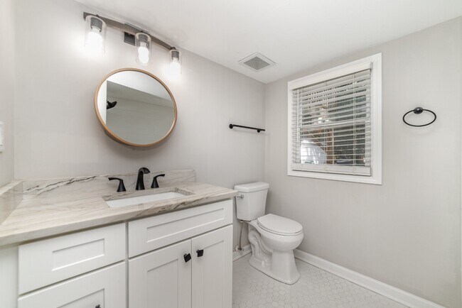Building Photo - 6037 Ingleside Dr