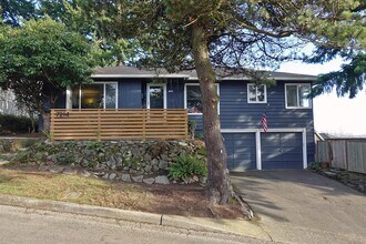 Building Photo - 7214 SW 10th Ave