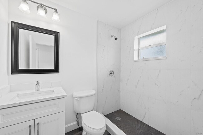 Building Photo - 822 Crystal Lake Dr