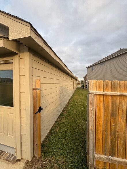 Building Photo - 7911 Tuscan Cypress Dr