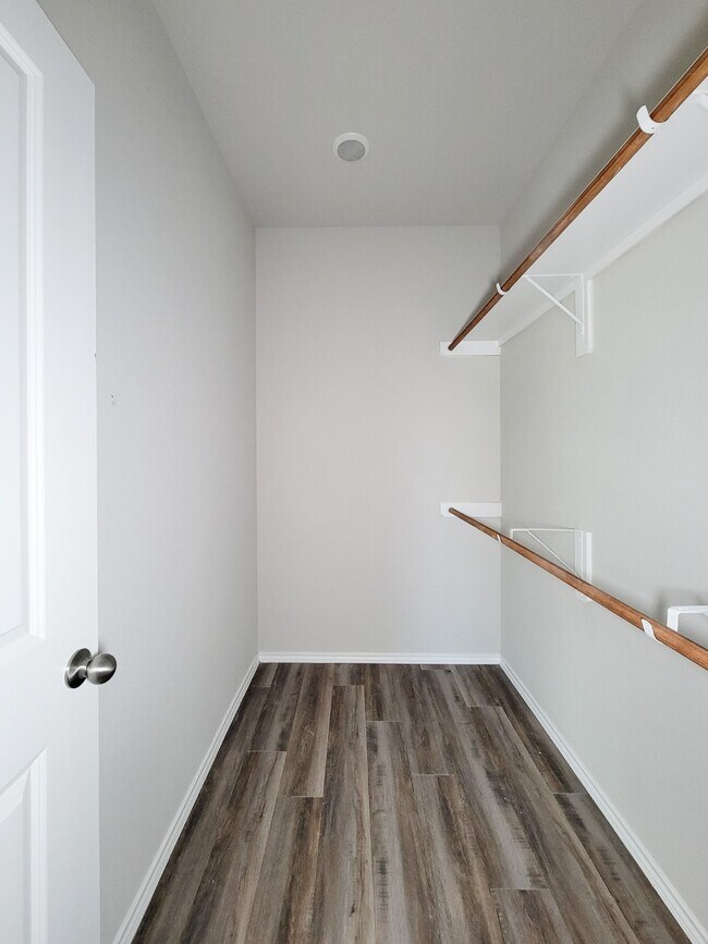 Building Photo - 11720 White Cedar St