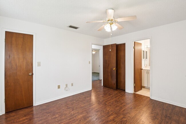 Building Photo - 4704 Queen Palm Dr