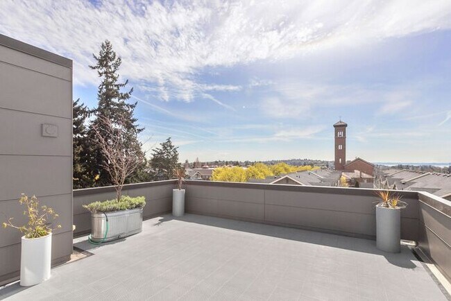 Building Photo - Stunning Modern Air-Conditioned in Coveted...