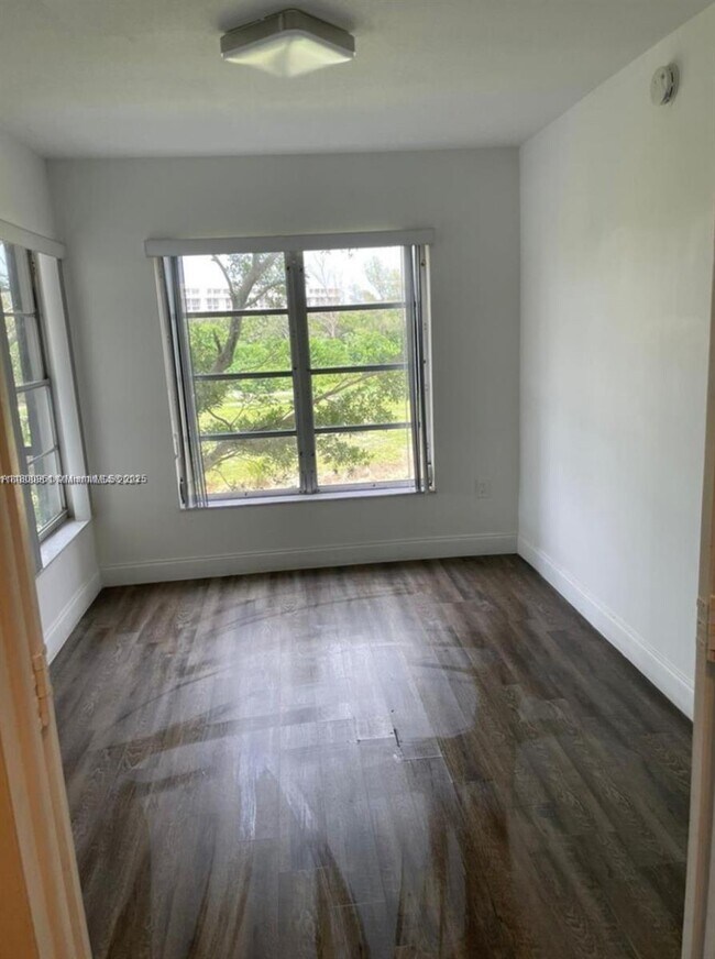 Building Photo - 4164 Inverrary Dr