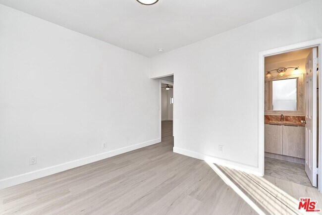 Building Photo - 536 N Oxford Ave