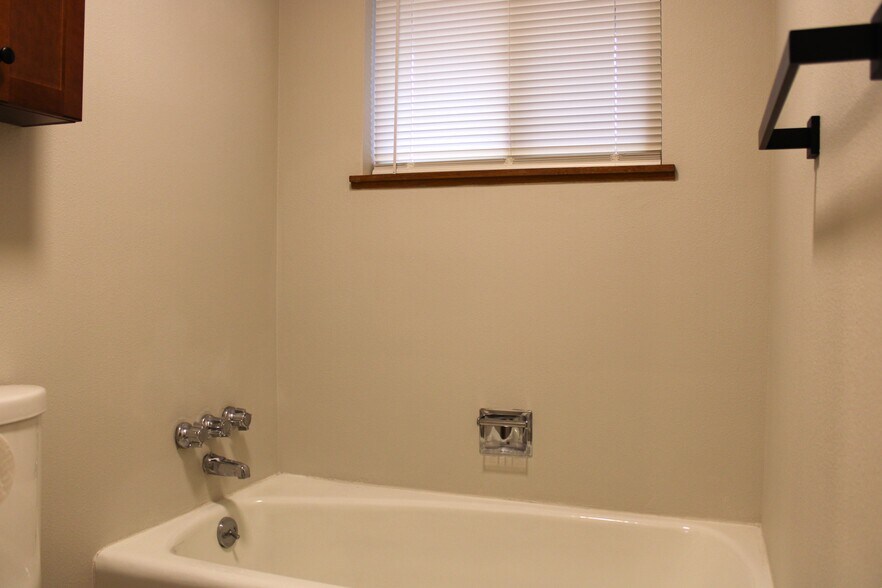 Building Photo - 2733 Debord Dr