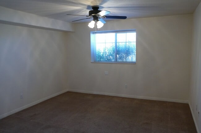 Building Photo - Beautiful Ground Floor 3-Bed 2-Bath Condo ...