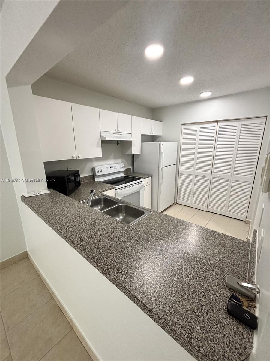 Building Photo - 8900 Collins Ave