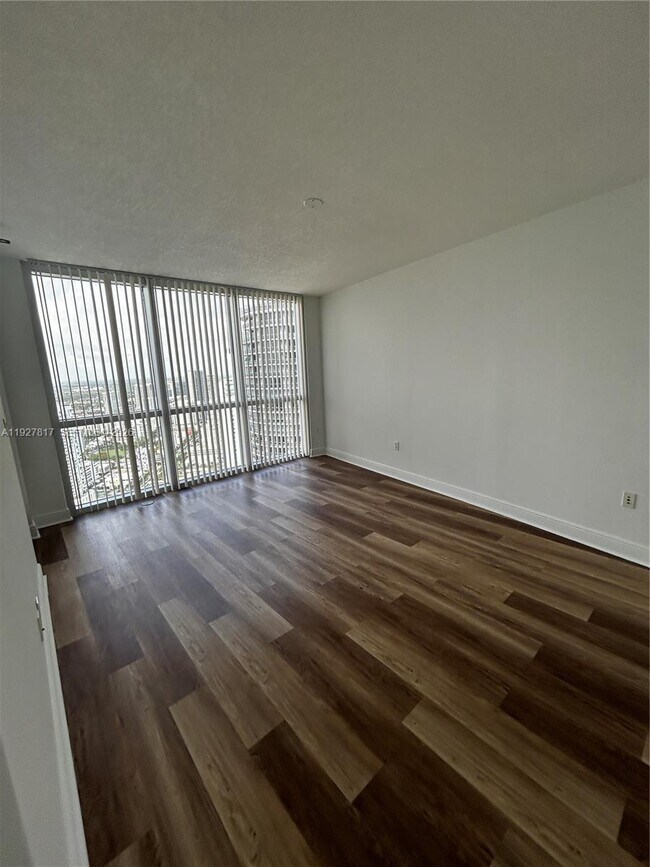 Building Photo - 1750 N Bayshore Dr