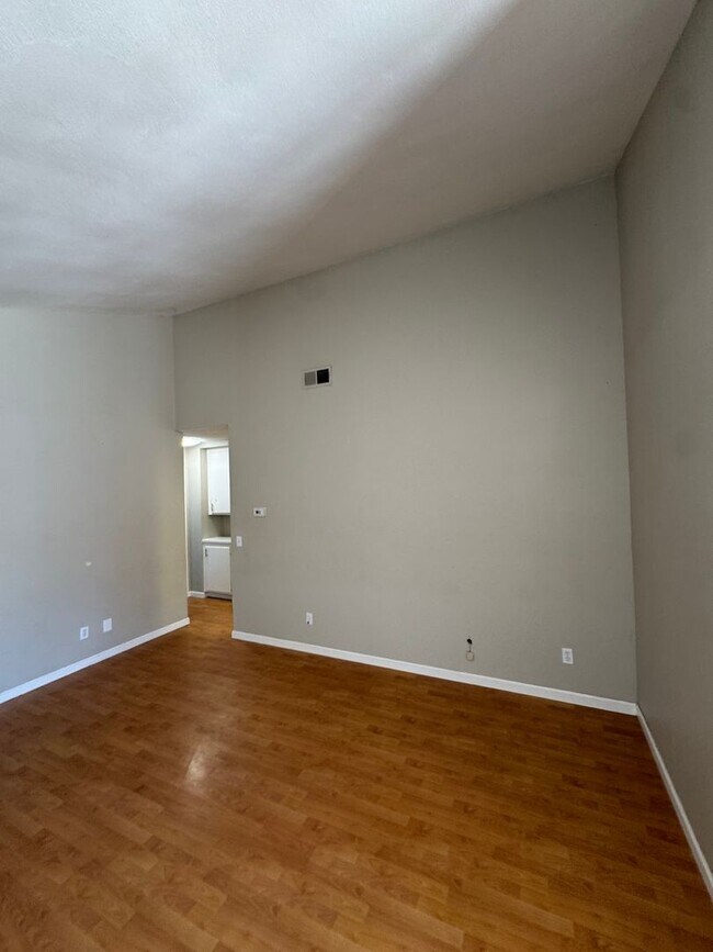 Building Photo - 3 Bedroom 2 Bathroom Home in Santa Maria