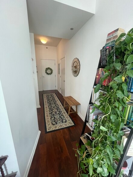 Open foyer - 1000 W Leland Ave