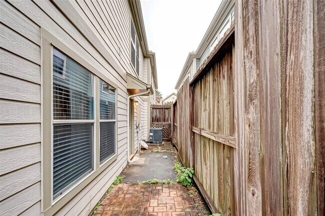 Building Photo - 1718 Redwing Cove Dr