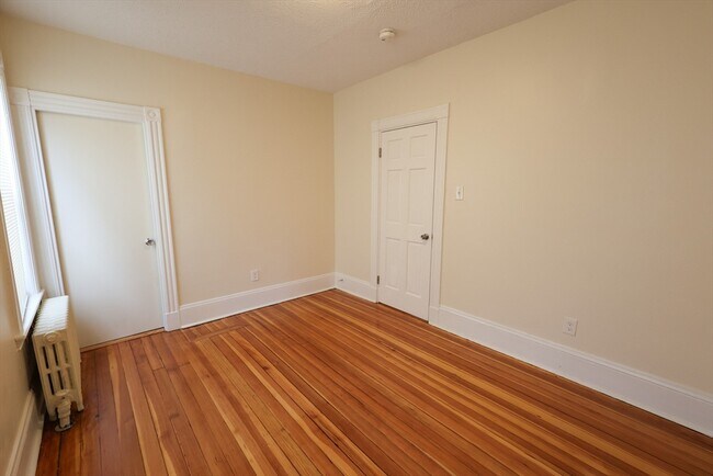 Building Photo - 32 Robinson St