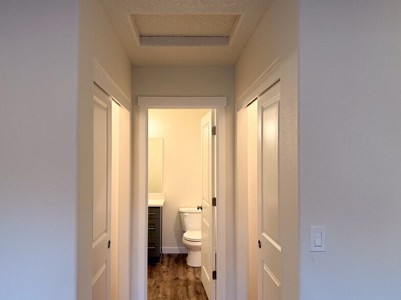 Building Photo - 507 NW Hillcrest Dr