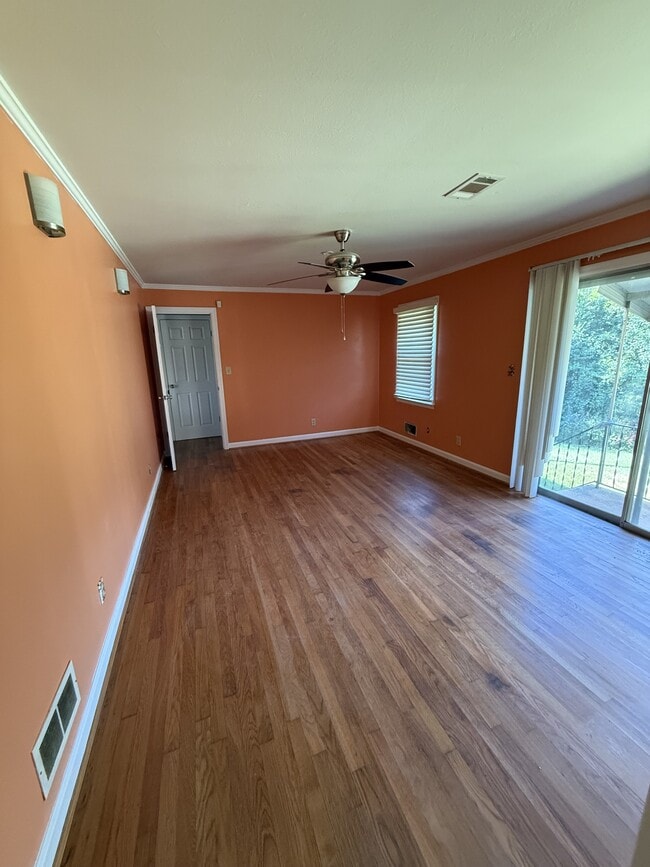 Building Photo - 111 Pinecrest Dr