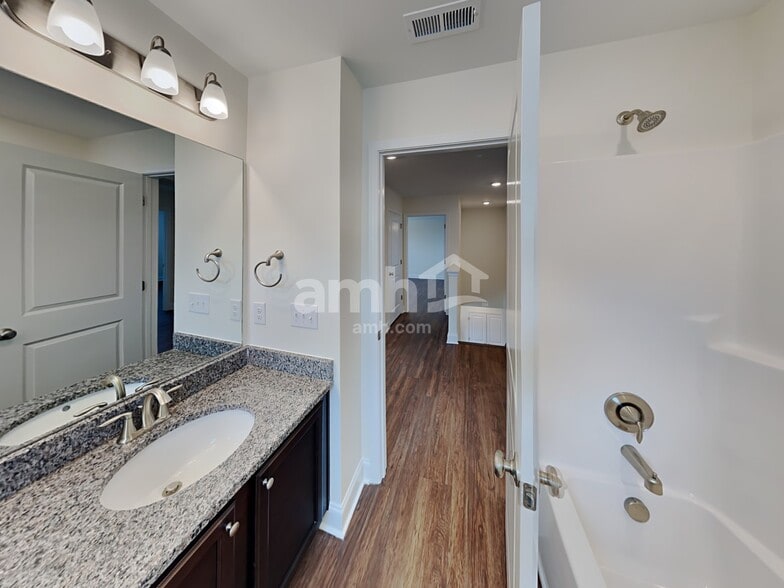 Building Photo - 2000 Bennett Dr