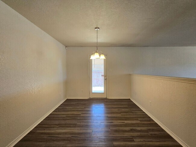 Building Photo - 3303 Driftwood Dr