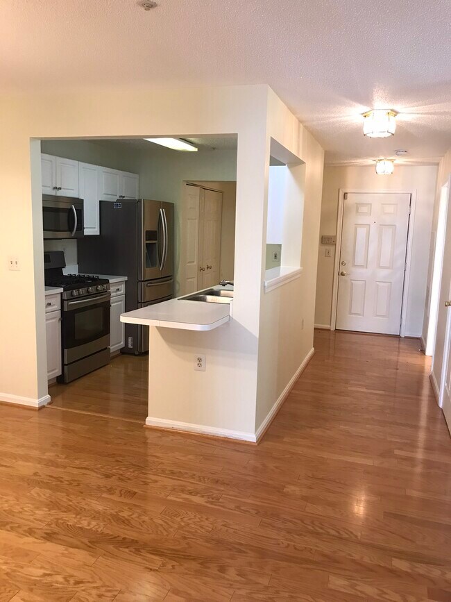 Building Photo - 10018 Vanderbilt Cir