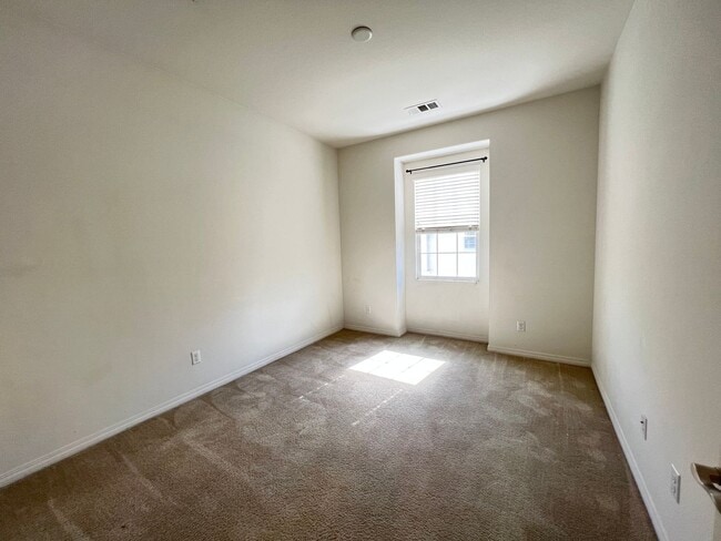Building Photo - Beautiful 3 Bedroom 2.5 Bathroom Townhome ...