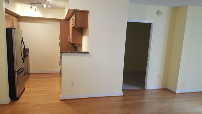 Building Photo - Updated 1 Bedroom Condo with Office and Ga...