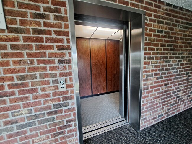 Building Photo - 520 Biesterfield Rd