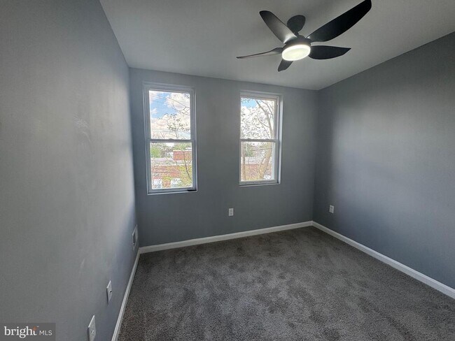 Building Photo - 3920 Ridgewood Ave