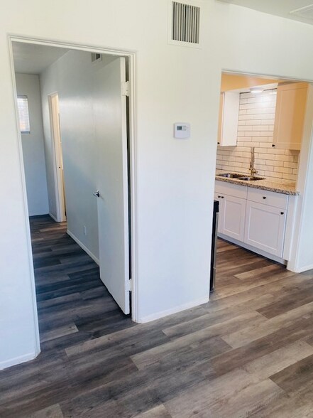 Building Photo - 920 E Montebello Ave