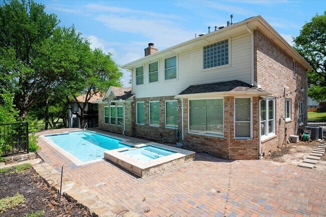 Building Photo - 2029 Primrose Dr