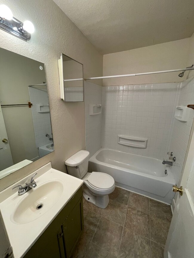 Building Photo - Cute two bedroom one bath (850 sf) home wi...