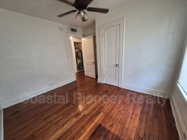 Building Photo - 4015 N Seminole Ave