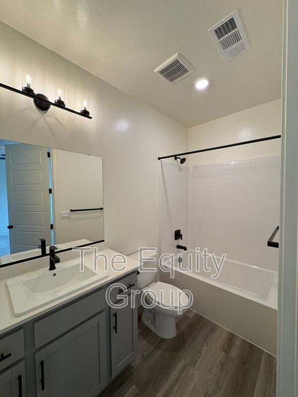 Building Photo - 2405 N Fontana St