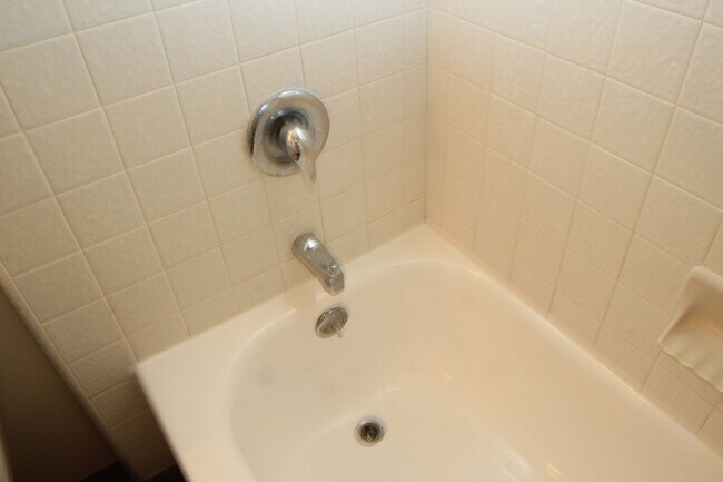 Building Photo - 2596 Sextant Ave