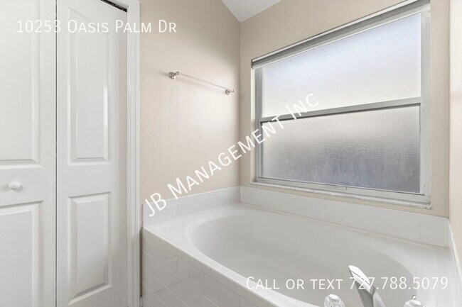 Building Photo - 10253 Oasis Palm Dr