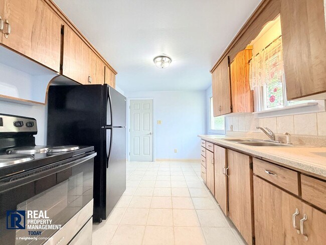 Building Photo - Charming Tacoma Home with Huge Fenced Yard, Garage & Hardwood Floors