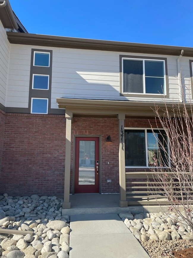 Building Photo - Updated 3 Bedroom Townhome Available July
