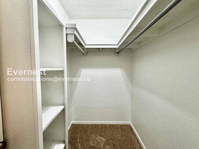 Building Photo - 3 Bed/1.5 Bath Home with Garage / Pet-Frie...