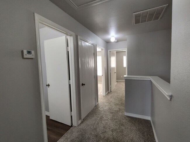 Building Photo - Townhouse with Attached Garage and Backyard